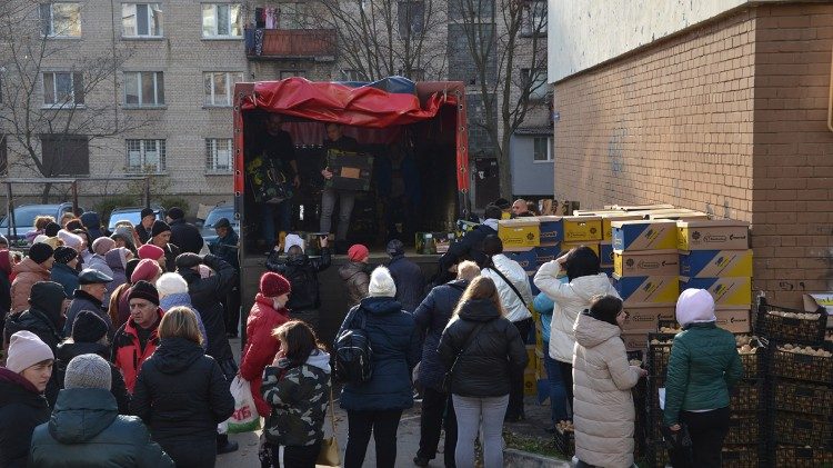 Folla davanti a un camion di aiuti di Caritas-Spes a Kharkiv