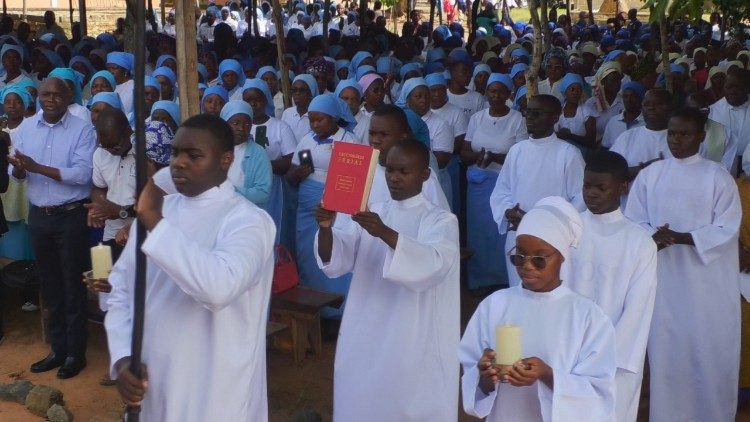 Missa de abertura do Ano Pastoral dos Movimentos Eclesiais, em Nampula (Mo&ccedil;ambique)