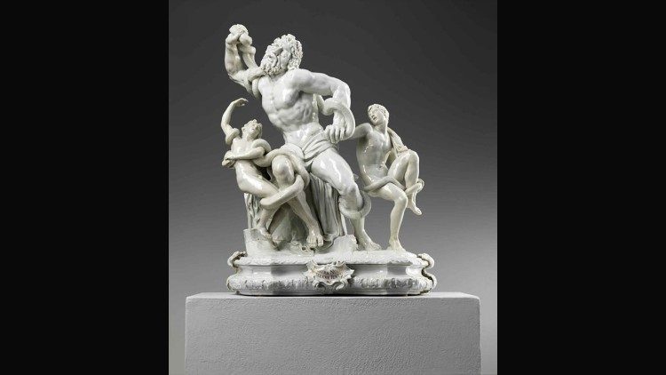 Manifattura Ginori (Doccia, Firenze), Laocoonte, 1749 circa da Baccio Bandinelli, porcellana calcata e modellata, Milano, Museo Poldi Pezzoli (donazione Elena Giulini, 1993). In oro, sul cartiglio posto alla base: “Frustra nodos divellere tentat”. 