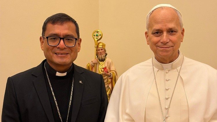 El Obispo de Chiclayo, Monse&ntilde;or Edinson Farf&aacute;n, con el Papa Le&oacute;n XIV en el marco de la reciente visita ad limina de los obispos peruanos.