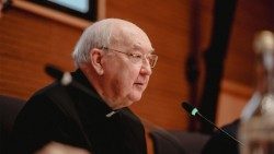 Il cardinale Kevin Farrell all'apertura dell'Assemblea Plenaria del Dicastero per i Laici, la Famiglia e la Vita