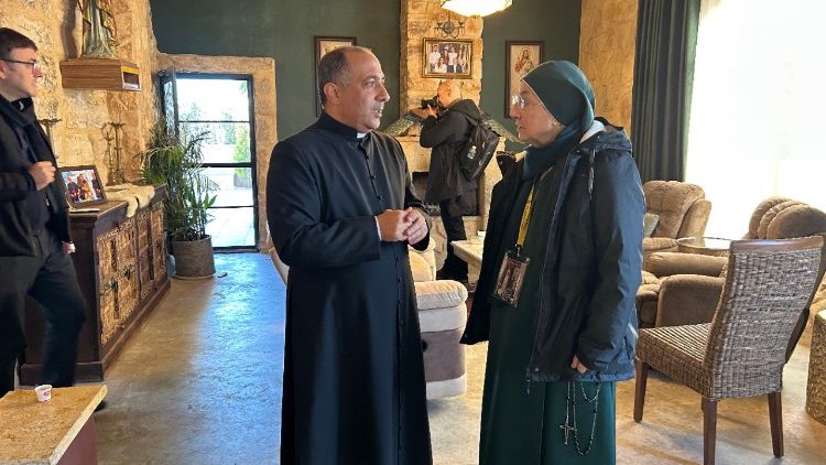 Padre Youssef Francis com a Irm&atilde; Rebecca Nazzaro, diretora do Escrit&oacute;rio de Pastoral das Peregrina&ccedil;&otilde;es da Diocese de Roma.