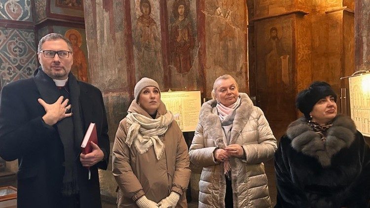 Nelia Kukovalska (al centro) nella Cattedrale di Santa Sofia di Kyiv. A sinistra il nunzio Visvaldas Kulbokas