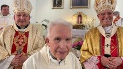 Monsinjors O. Daleckis priesterības 60. gadadienā 2025. gada jūnijā