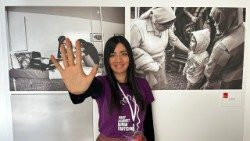 Un gesto que detiene la indiferencia: la mano alzada dice ‘alto’ a la trata de personas y defiende la dignidad humana.