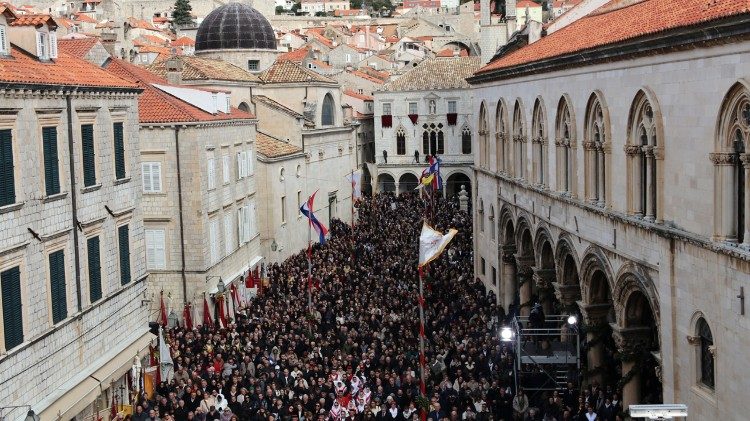 Veliko mnoštvo na misi na svetkovinu zaštitnika Grada i Biskupije (Foto: Šime Zupčić)