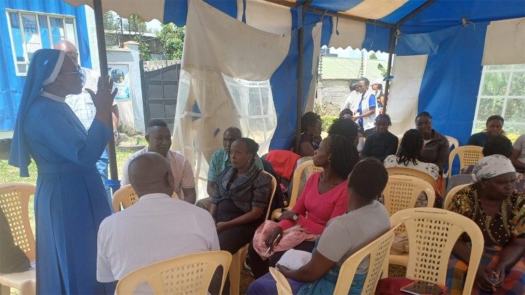 Sœur Jacqueline Githiri, VDM, au cours de son minist&egrave;re pastoral avec des villageois