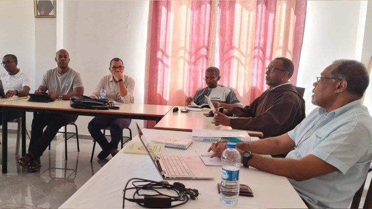 Participantes na forma&ccedil;&atilde;o com a presen&ccedil;a do Bispo de Mindelo, Dom Ildo Fortes