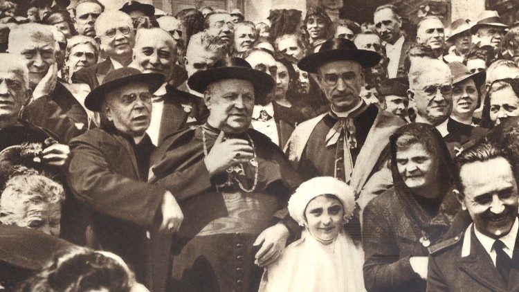 Il cardinal Boetto (al centro) tra la gente