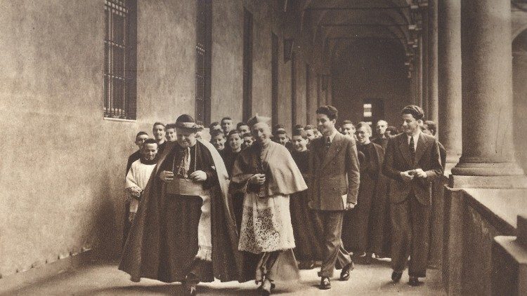 Un altra immagine del cardinal Boetto (a sinistra)