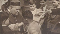 Il cardinale Pietro Boetto (1871-1946) arcivescovo di Genova, tra i bambini