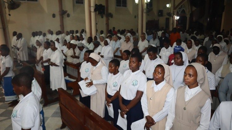 Consagradas e Consagrados durante a celebra&ccedil;&atilde;o, na S&eacute; Catedral da Beira (Mo&ccedil;ambique)