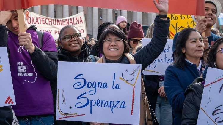 बीच में खड़ी हैं तालिथा कुम की अंतरराष्ट्रीय संयोजिका, सिस्टर एबी एवेलिनो