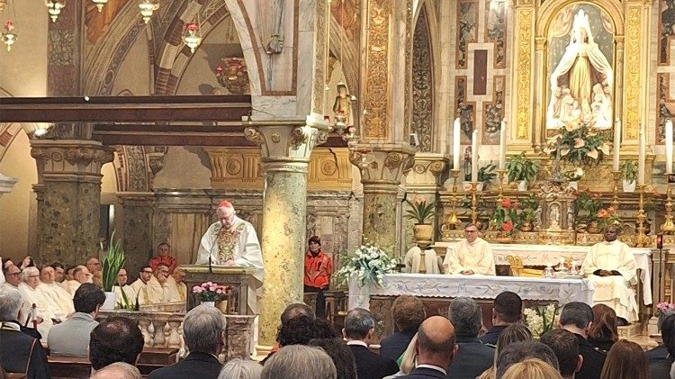 O secret&aacute;rio de Estado durante a celebra&ccedil;&atilde;o em Vicenza