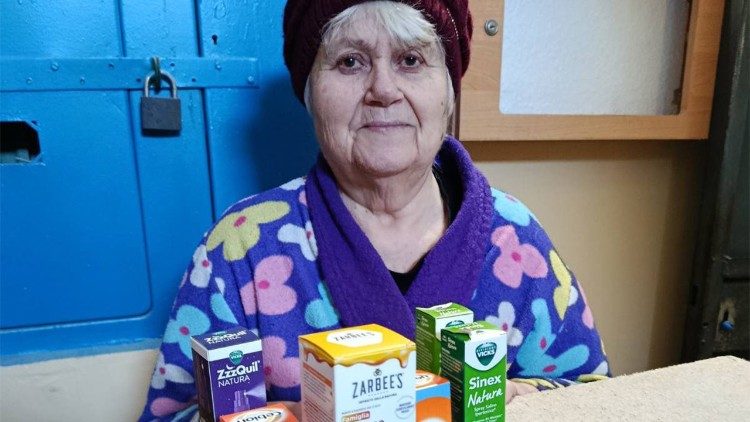 Una mujer ucraniana con los medicamentos que recibi&oacute; como regalo (Cardenal Krajewski)