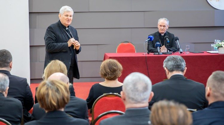 Nadbiskup Dražen Kutleša na "Molitvenom doručku" u Sisku (Foto: Stjepan Vego)