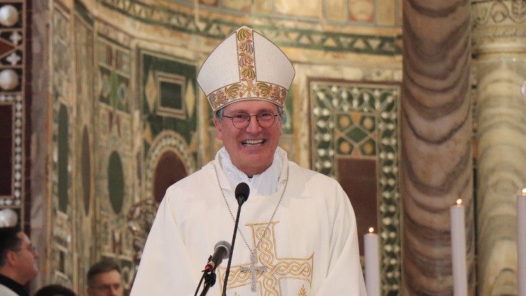 Mons. Enrico Trevisi u porečkoj katedrali na svečanoj misi ukopa zemnih ostataka biskupa Dobrile u biskupsku grobnicu