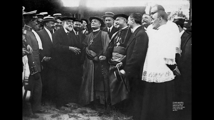 Il nunzio apostolico Francesco Ragonesi insieme ad Antoni Gaud&iacute; mentre visitano la Sagrada Familia nel 1915.