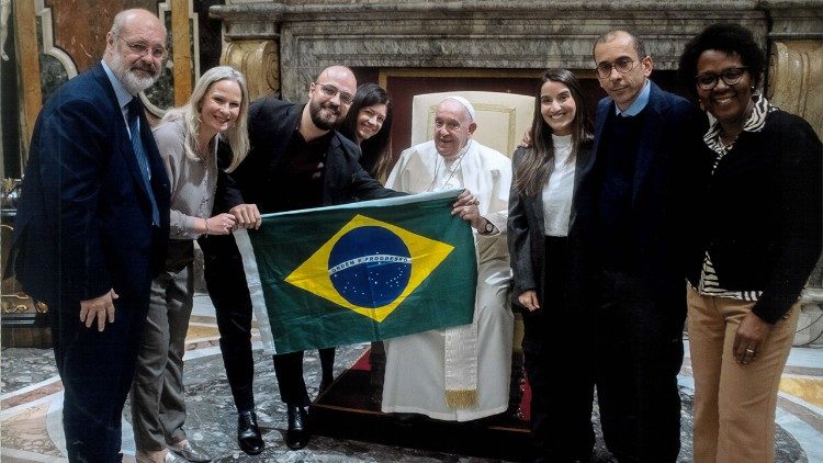 Jornalistas do Programa Brasileiro da R&aacute;dio Vaticano com o Papa Francisco, em outubro de 2024,  durante Assembleia do Dicast&eacute;rio para a Comunica&ccedil;&atilde;o