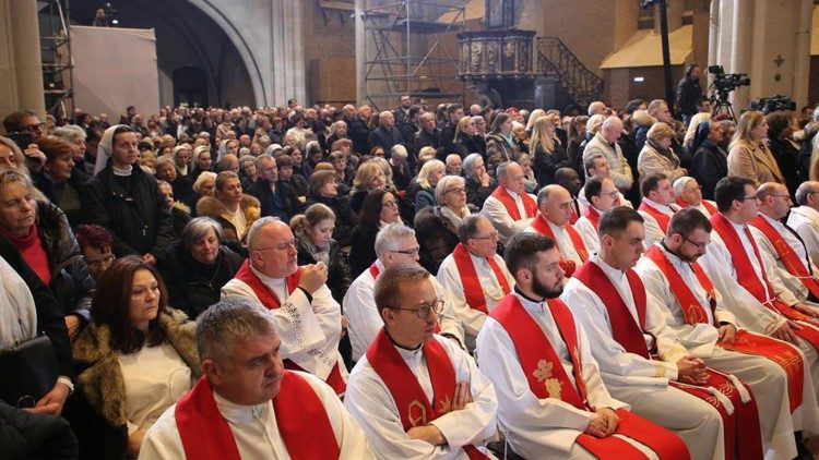 Svećenici i vjernici utječu se bl. Alojziju Stepincu (Foto: TUZGN)