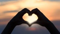 Szívet formázó kezek