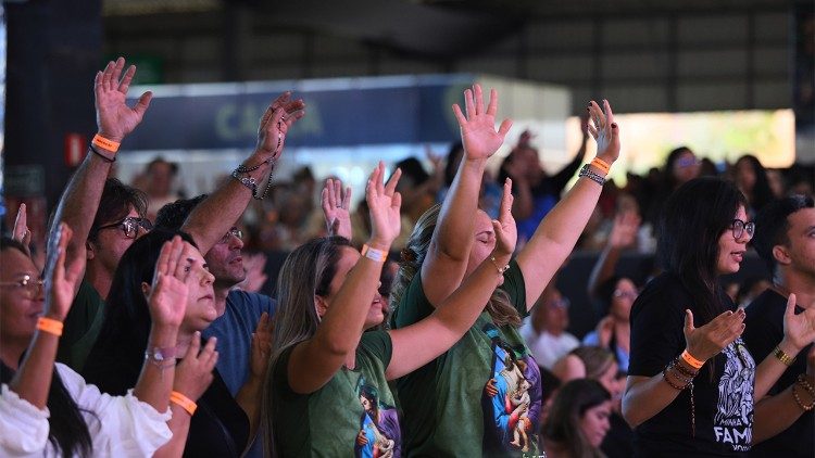 Fi&eacute;is em momento de ora&ccedil;&atilde;o durante o evento Crescer. Foto: Leonardo Silva.