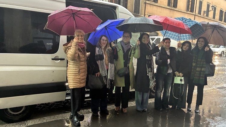 Le partecipanti alla conferenza stampa davanti al van che ricorda il Pink Shuttle
