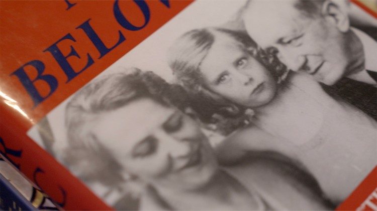 Elettra Marconi bambina, al centro, tra il padre e la madre