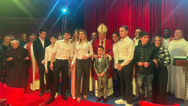 Il cardinale insieme ai ragazzi del Circo ront Roller a cui ha impartito la Cresima e la Prima Comunione