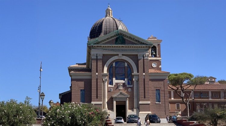 A par&oacute;quia de Nossa Senhora Regina Pacis em &Oacute;stia Lido