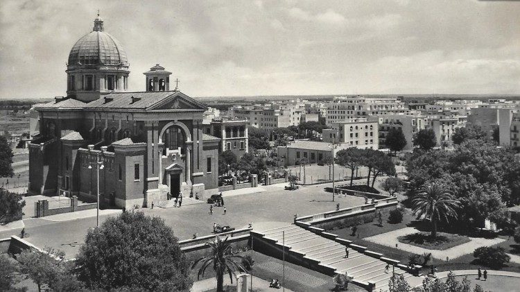 A igreja de Nossa Senhora Regina Pacis num cart&atilde;o postal antigo