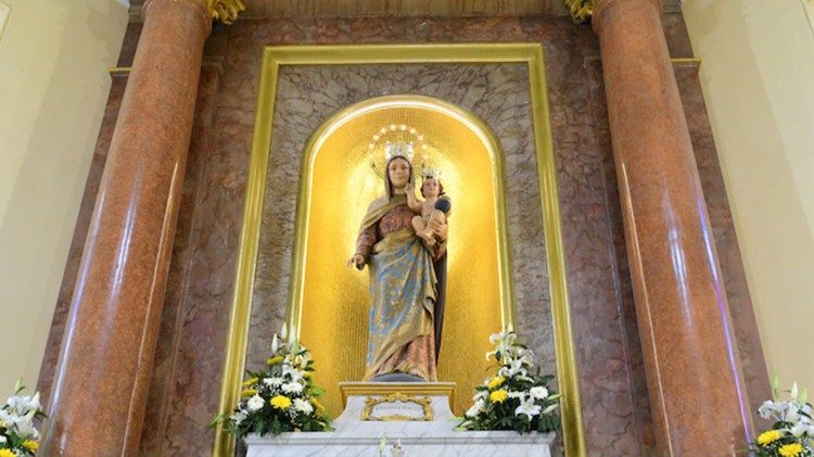 Nossa Senhora com o Menino no altar