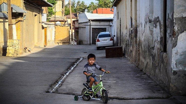 Un bambino uzbeko per le strade di Tashkent, AFP