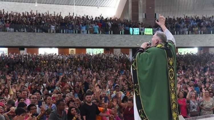 Pe. Marcelo Rossi celebra missa em retiro de carnaval da Can&ccedil;&atilde;o Nova. 