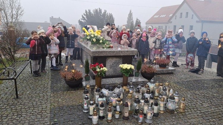 Waamini wa Parokia, watoto na watawa katika kaburi la Mtumishi wa Mungu Sr Dulcissima