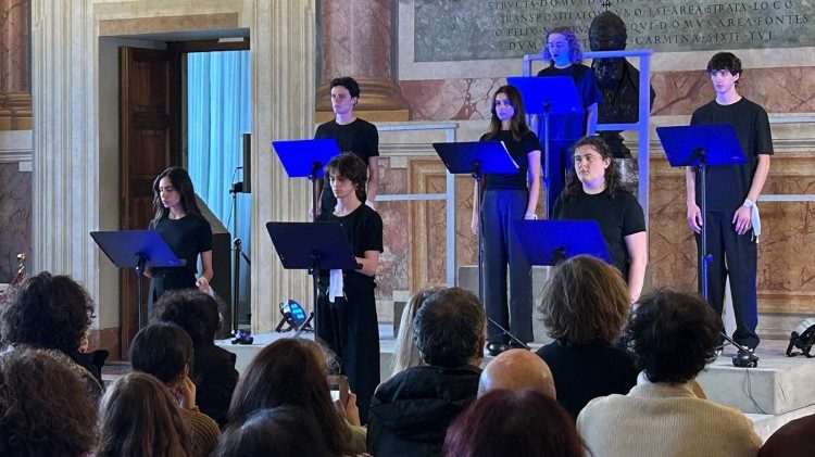 Gli allievi della "Silvio d'Amico" durante la lettura scenica