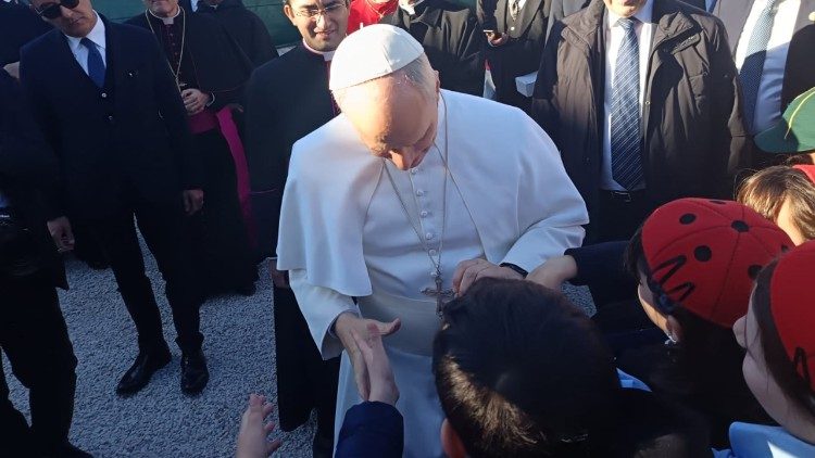 Papst Leo wird bei seiner Ankunft in Ostia begeistert empfangen