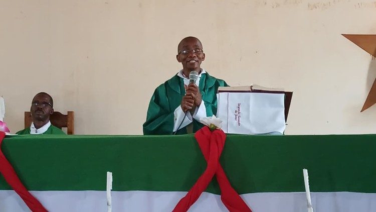 Padre Corn&eacute;lio Raul Pedro Muluco, Director espiritual do Movimento, durante a Missa