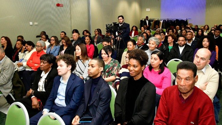 A comunidade escuta atenta as palavras do Primeiro Ministro