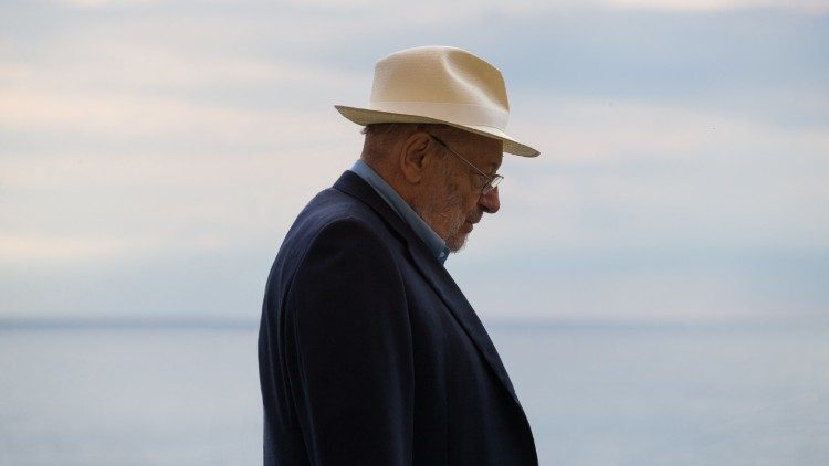 Umberto Eco nel 2015 a Camogli in uno scatto di Roberto Cotroneo