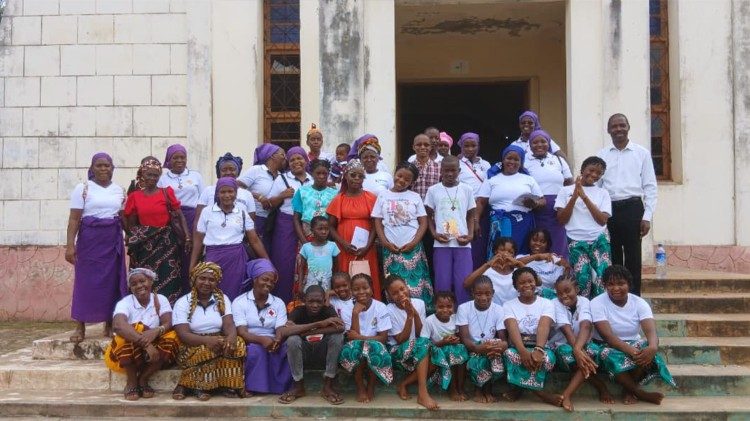 Alguns membros do Movimento Fam&iacute;lia Sagrado Cora&ccedil;&atilde;o de Jesus, no dia da abertura do ano