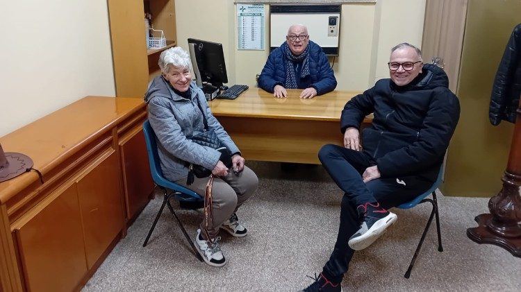 Gabriele Leardi (al centro) insieme ai volontari del Centro d'Ascolto Caritas della parrocchia. 