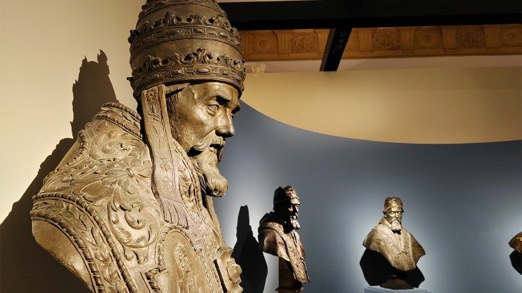 Pohled do expozice, papežsk&eacute; portr&eacute;ty