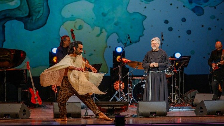 Fra Gianni Mastromarino sul palco del Teatro Petruzzelli di Bari (Giacomo Occhiogrosso)