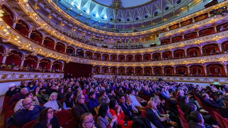 Il pubblico de Teatro Petruzzelli di Bari (Giacomo Occhiogrosso)
