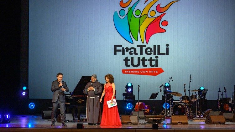 Padre Ibrahim Faltas insieme ad Antonio Stornaiolo e Katia Astarita sul palco del Teatro Petruzzelli (Giacomo Occhiogrosso)