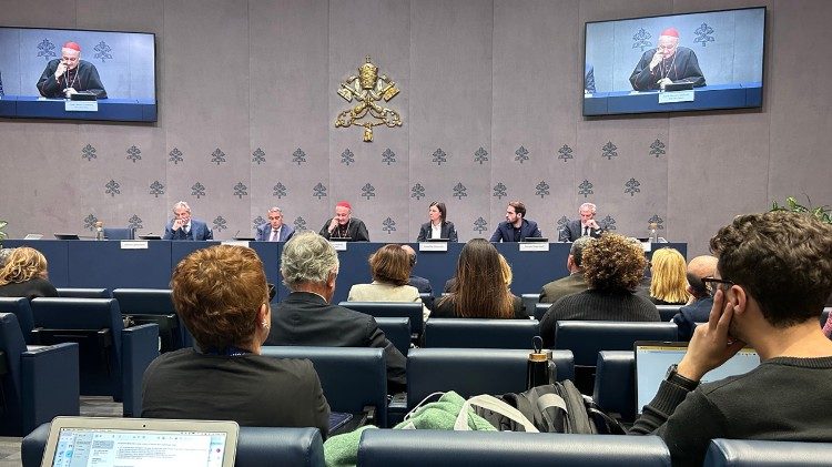  Un momento de la conferencia de prensa de presentaci&oacute;n de los actos conmemorativos del 400 aniversario de la dedicaci&oacute;n de la Bas&iacute;lica de San Pedro.