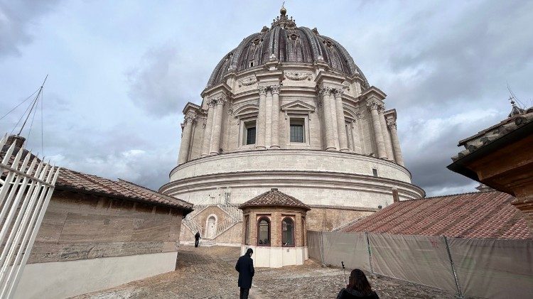 Uma vista da c&uacute;pula da Bas&iacute;lica de S&atilde;o Pedro a partir do terra&ccedil;o da Bas&iacute;lica.