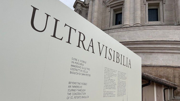 Um painel de boas-vindas &agrave; exposi&ccedil;&atilde;o “Al&eacute;m do vis&iacute;vel”,  no terra&ccedil;o da Bas&iacute;lica de S&atilde;o Pedro.