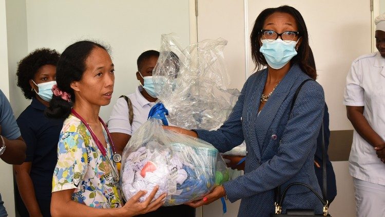 Momento da entrega dos produtos, entre eles, material m&eacute;dico cir&uacute;rgico, medicamentos, bens aliment&iacute;cios